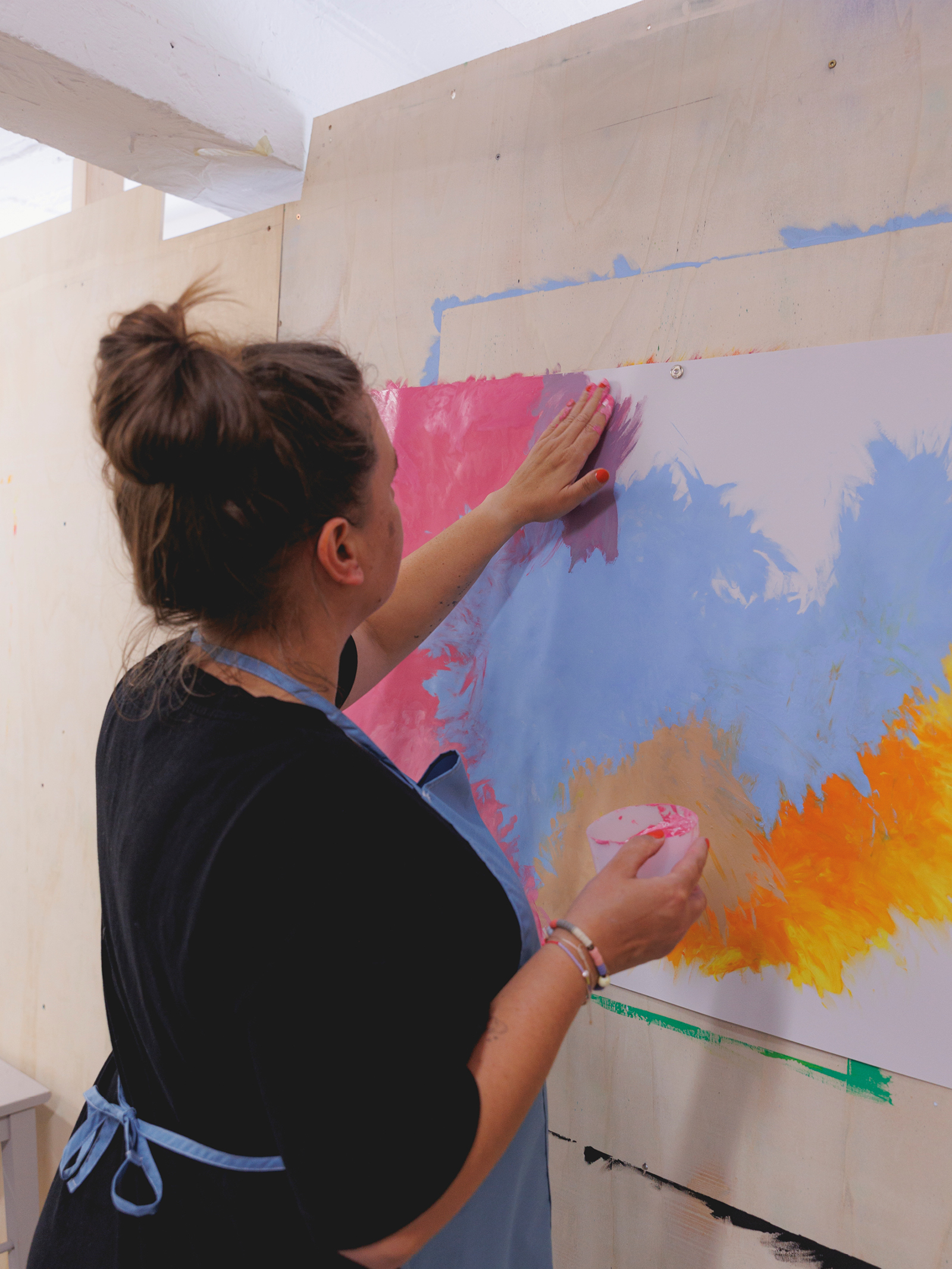 Die klare Struktur, schlichte Einrichtung und hochwertige Materialien unterstützen den Malprozess. Im Stehen, auf großformatigem Papier, entsteht ein Raum für innere Bilder.