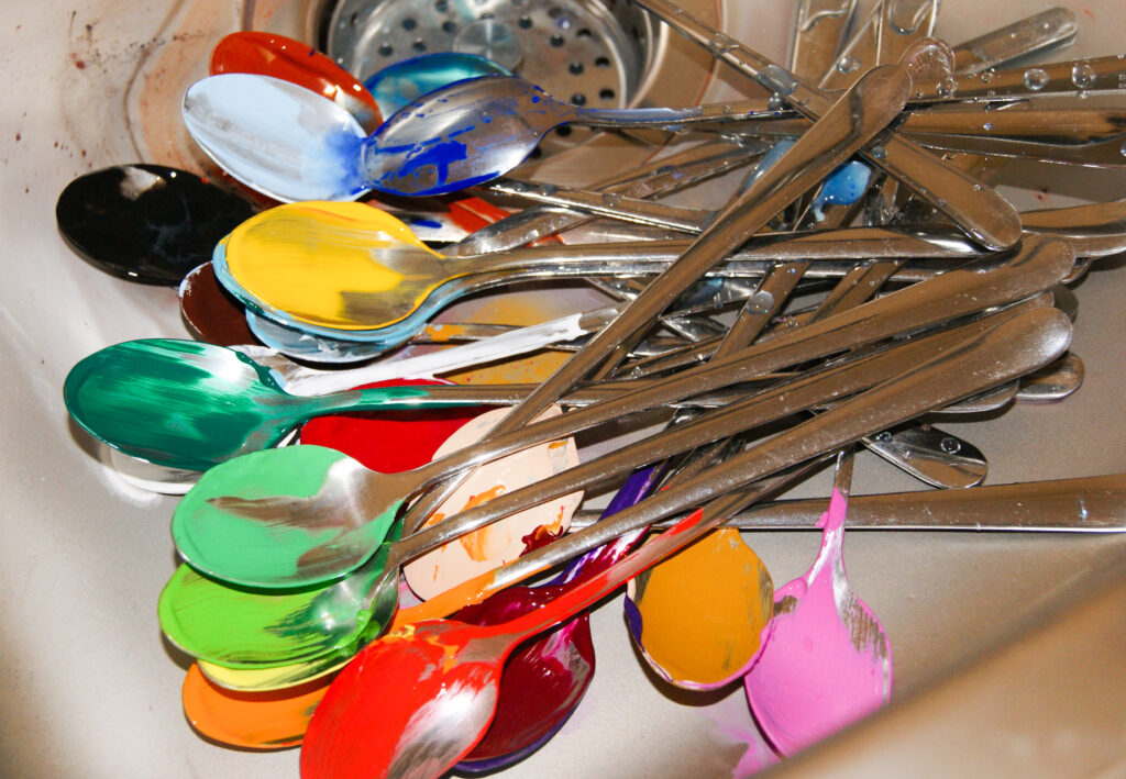 24 Löffel benötigen wir für die 24 hochwertige Farben. Nach dem Aufräumen werden alle Löffel gespült.