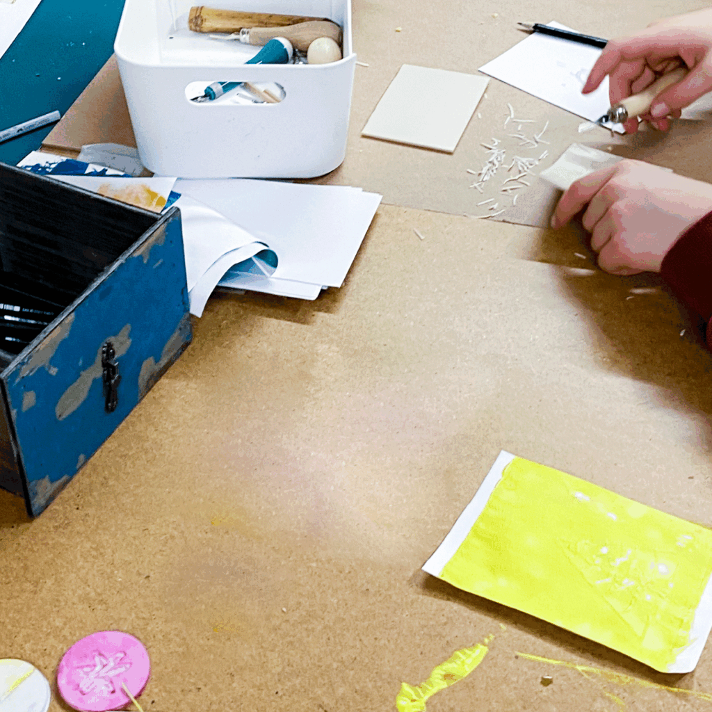 Kinder basteln und gestalten kreativ in der Kreativwerkstatt malraum7 in Münster